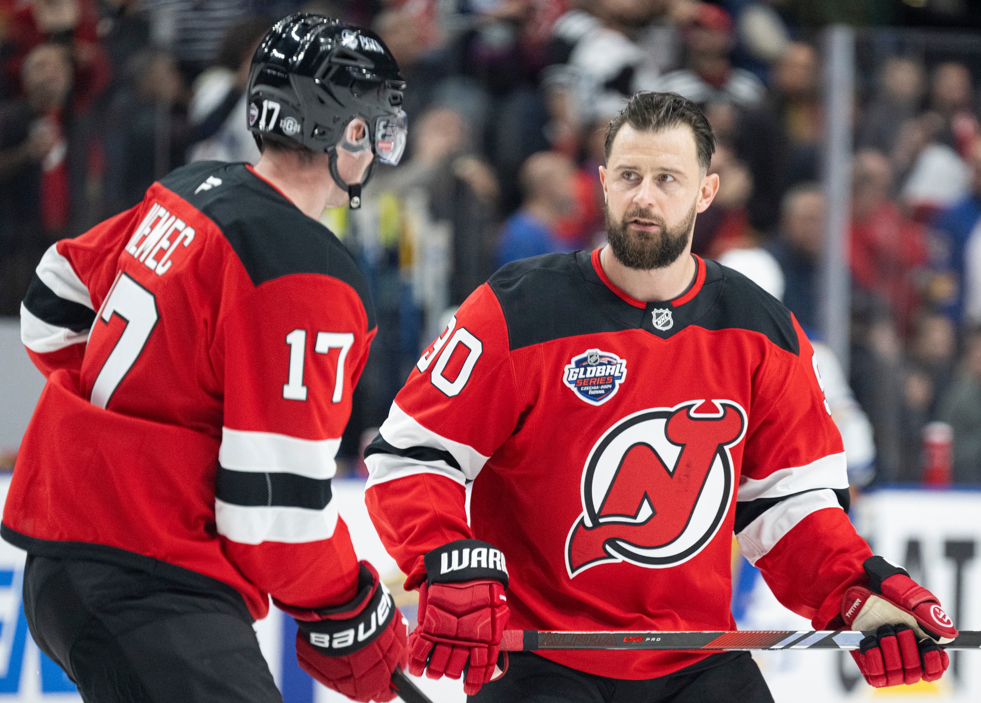 Slovenskí hokejisti Tomáš Tatar (vpravo) a Šimon Nemec (vľavo) z New Jersey Devils počas rozkorčuľovania.