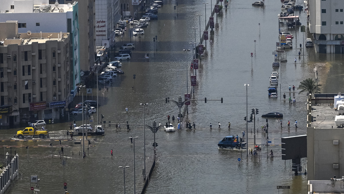 Ulice Emiratów zalane cuchnącymi ściekami po powodzi