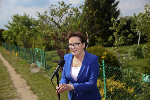 Premier Ewa Kopacz podczas konferencji prasowej, 19 bm. w kompleksie "Rodzinny Ogród Działkowy - Bemowo 2" w Warszawie, PAP/Rafał Guz