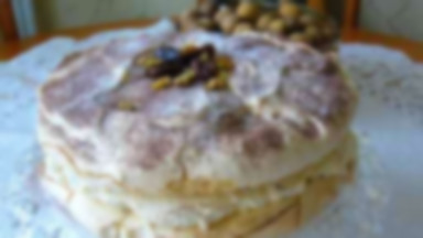 Tort dacquoise z orzechami i daktylami