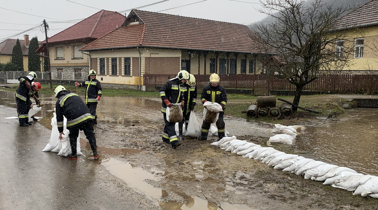 Homokzsákokra volt szükség Szögligeten / Fotó: Szendrő HTP