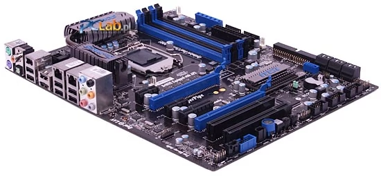 Dwa złącza PCI Express ×16 gotowe na przyjęcie dwóch kart graficznych