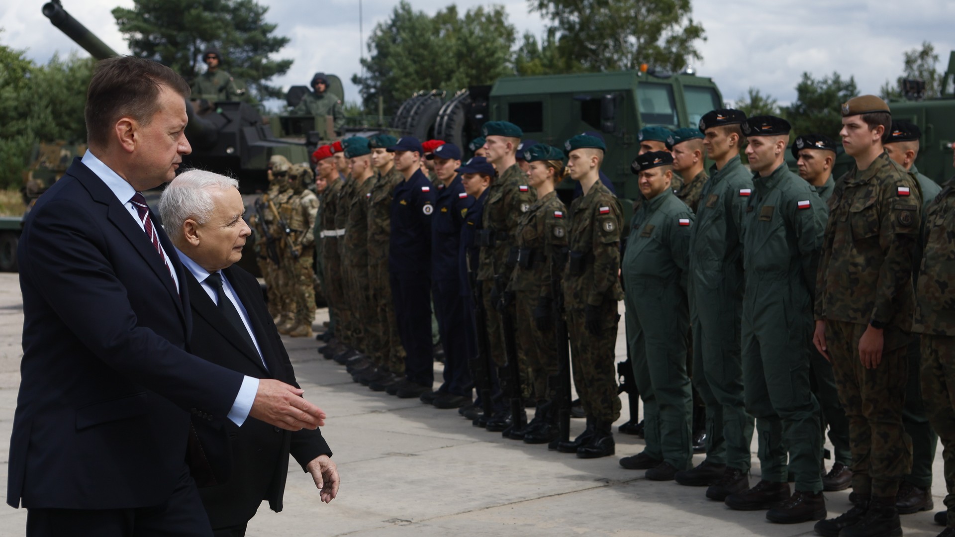 Jarosław Kaczyński i Mariusz Błaszczak w 1. Warszawskiej Brygadzie Pancernej w Wesołej