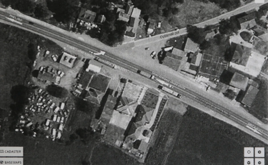 Orto-foto snimak mesta nesreće sa ucrtanim pravcima kretanja učesnika nezgode