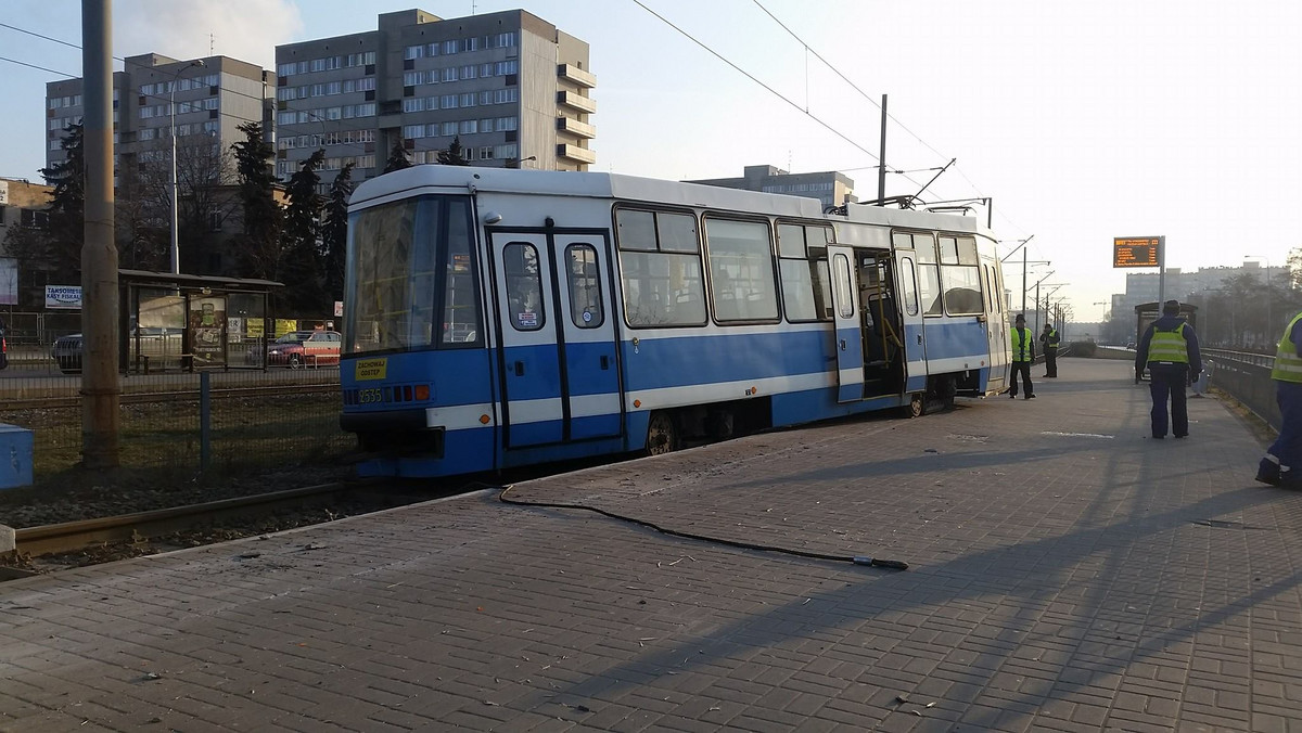 Tramwaje, które jeżdżą przez Legnicką, muszą zwalniać na pl. Strzegomskim do 10 km/h. Wprowadzone przez MPK ograniczenia to efekt środowego wykolejenia tramwaju w tym miejscu. Wszystko wróci do normy, gdy torowisko na łuku zostanie wyremontowane. Na razie jednak prace uniemożliwia silny mróz.