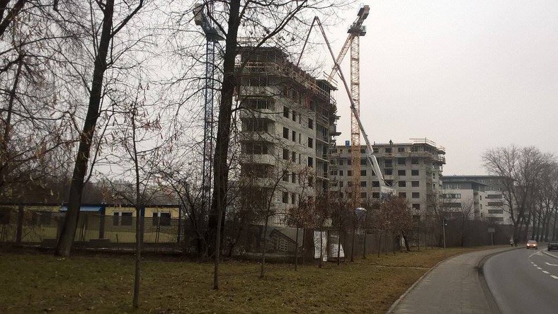 Ulica Krzesławicka. Bloki powstały na trasie planowanego tramwaju