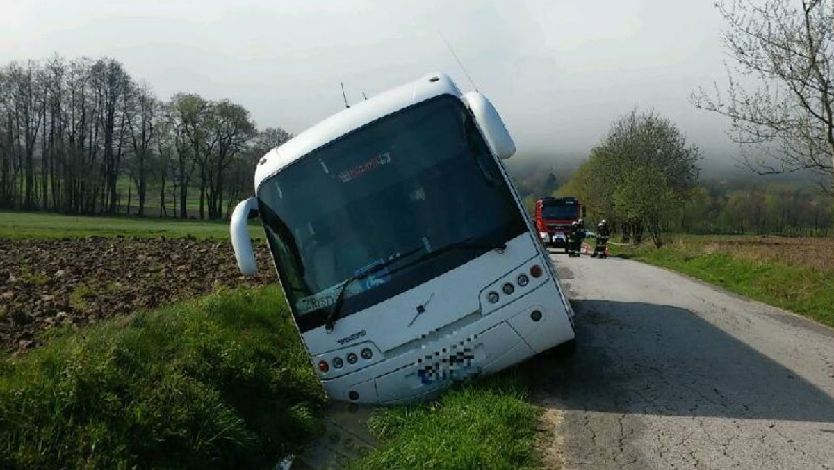 Do groźnie wyglądającego wypadku doszło dziś rano w miejscowości Huta Stara w gminie Bieliny w powiecie kieleckim. Autobus, którym podróżowały osoby niepełnosprawne, w tym dzieci - przewrócił się do rowu. Według wstępnych informacji lekko ucierpiały dwie osoby.