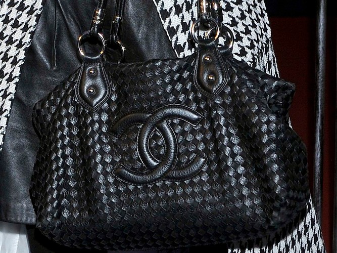 Nie uratowała kreacji nawet pleciona torba od Chanel, warta około 6 tysięcy złotych.