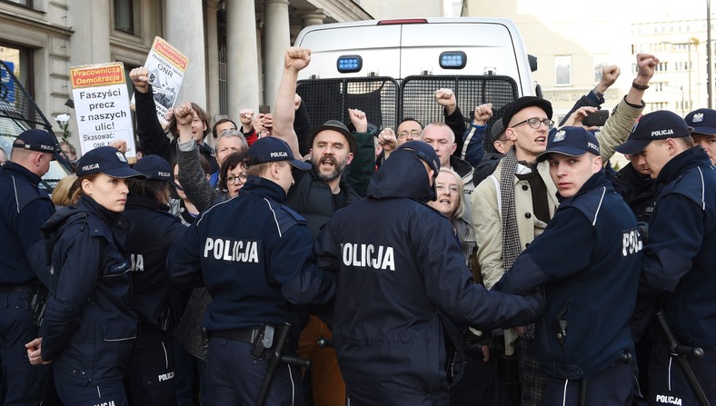 Przeciwnicy ONR na trasie okolicznościowego przemarszu ulicami Warszawy w 83. rocznicę powstania Obozu Narodowo-Radykalnego.