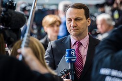 Będzie pozew za serial. Sikorski dostał petycję od Polaków z Niemiec