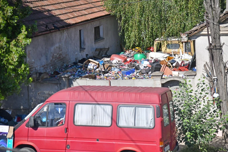 Đubre se preliva iznad betonske ograde visoke više od metar i po!