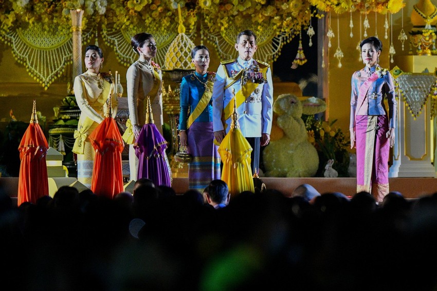 Kralj Maha sa suprugom Sutidom(druga s leva), ćerkama i ljubavnicom Sinenat (desno) 