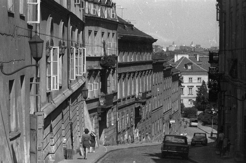 Ulica Bednarska w Śródmieściu, widok w stronę Wisłostrady i Wybrzeża Kościuszkowskiego