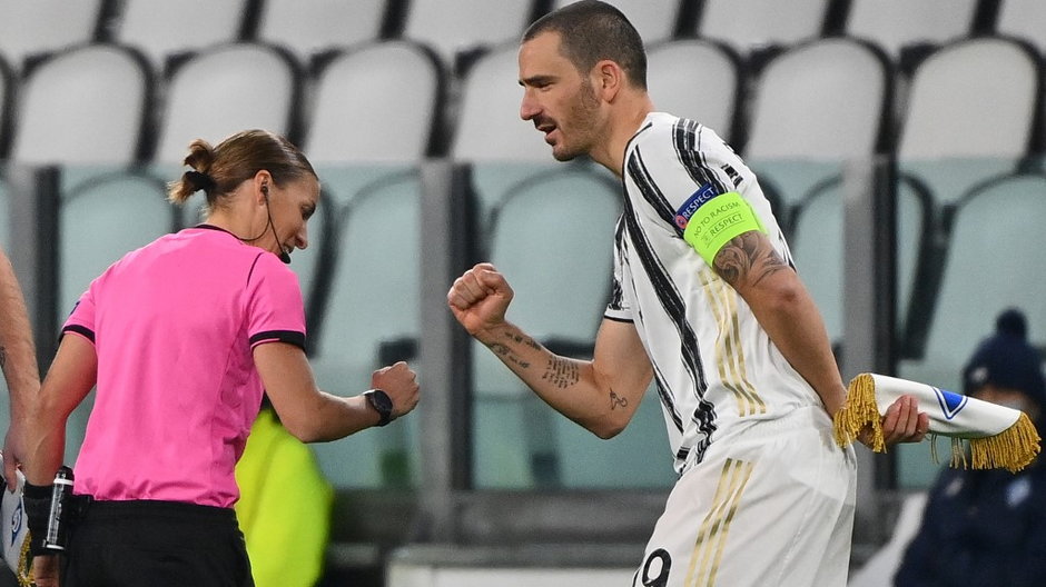 Sędzia Stephanie Frappart i Leonardo Bonucci podczas wczorajszego meczu z Dynamem Kijów