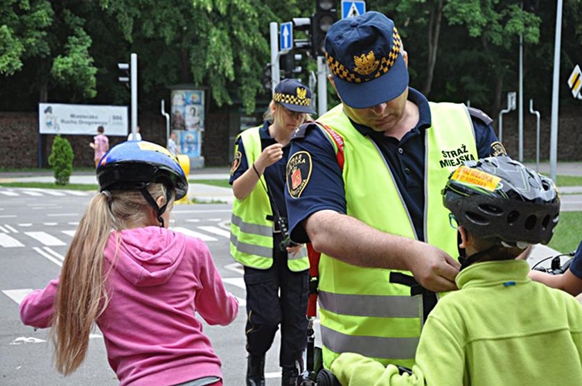 Strażnicy uczą najmłodszych bezpiecznej jazdy na rowerze