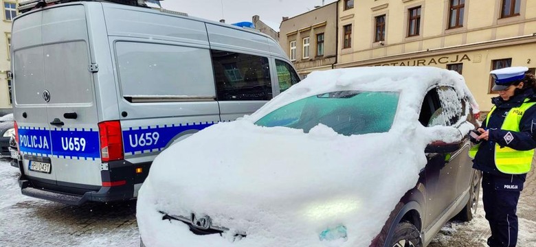 Mandat 3 tys. zł za śnieg. Policja już stosuje ostre kary