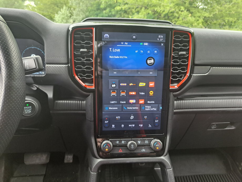 Ford Ranger Raptor - system multimedialny niemal jak w Tesli, z wielkim ekranem dotykowym na środku.
