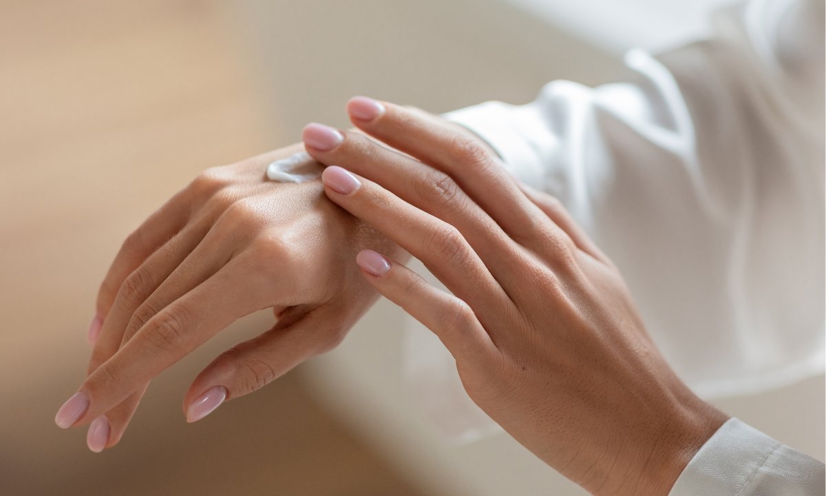 Ten krem za 11 zł nawilża dłonie i daje efekt opatrunku. Idealny na mrozy