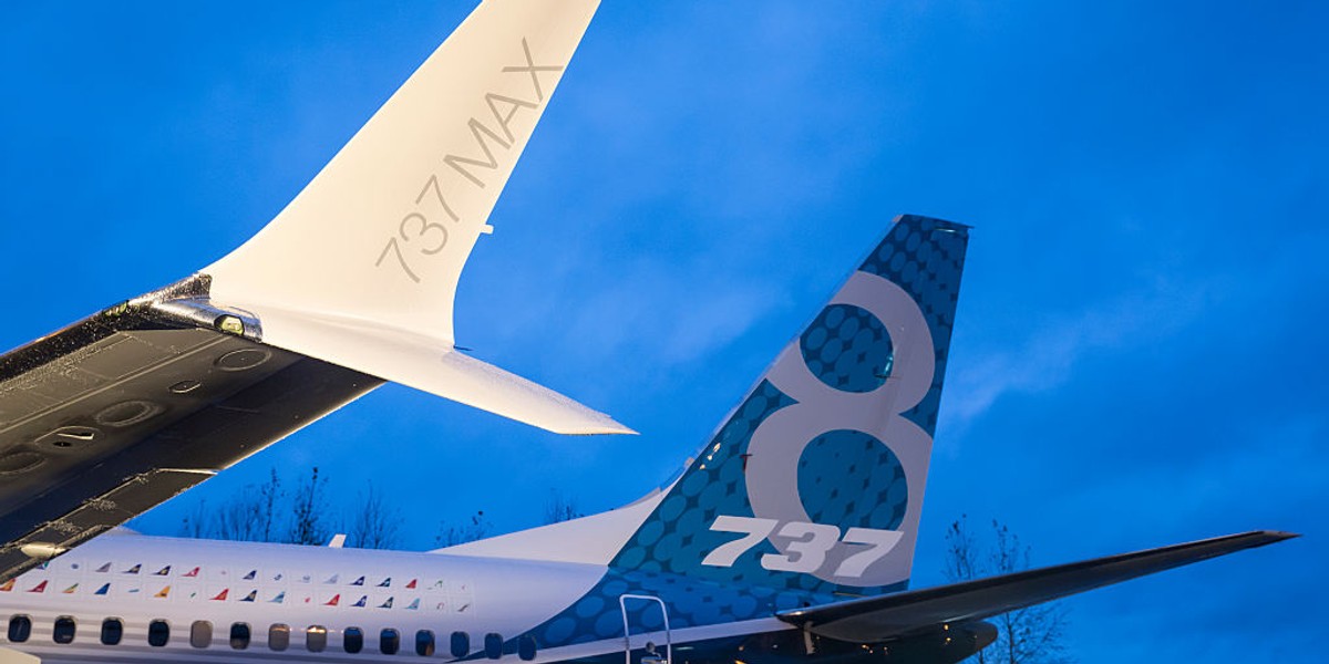 Boeing 737 MAX miał być hitem amerykańskiego producenta samolotów. Po dwóch katastrofach w zaledwie pół roku, firma nie dostaje na niego nowych zamówień, a część linii rezygnuje z już złożonych