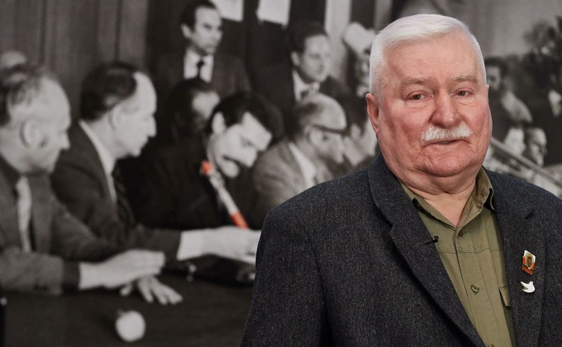 Róże wsparcia dla Lecha Wałęsy