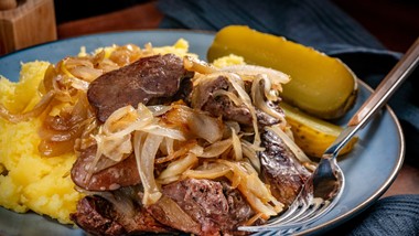 pyszny obiad na wtorek. podajemy przepis, ty gotujesz. mięciutka wątró