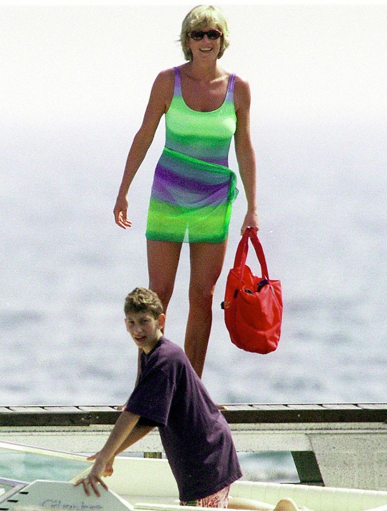 A bikinid vagy a fürdőruhád mellé érdemes választani egy hozzá passzoló strandkendőt vagy strandszoknyát is, ahogy Diana is tette 1997-ben.