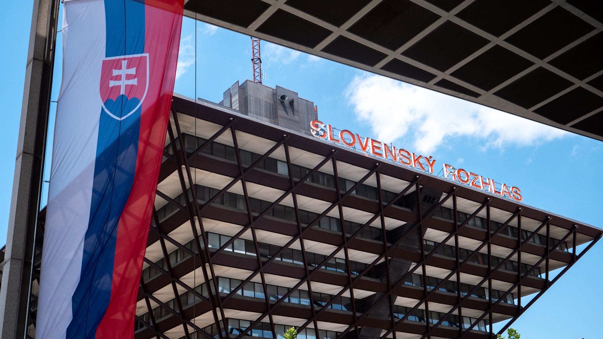 Budova obrátenej pyramídy Slovenského rozhlasu. RTVS sa zmení na STVR.