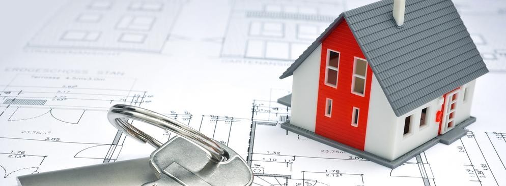 <b>Mniej formalności dotyczących projektu</b>
<br>
<br>
Do minimum ograniczona zostanie lista obowiązkowych elementów projektu budowlanego. 
<br>
<br>
Nowelizacja spowoduje zniesienie  obowiązku dołączania oświadczeń o: zapewnieniu dostaw energii, wody, ciepła, gazu, odbioru ścieków oraz o warunkach przyłączenia obiektu do sieci wodociągowych, kanalizacyjnych, cieplnych, gazowych, elektroenergetycznych, telekomunikacyjnych.
<br>
<br>
Zniesiony zostanie nakaz dostarczenia oświadczenia zarządcy drogi o możliwości połączenia działki, na której będzie obiekt, z drogą publiczną.