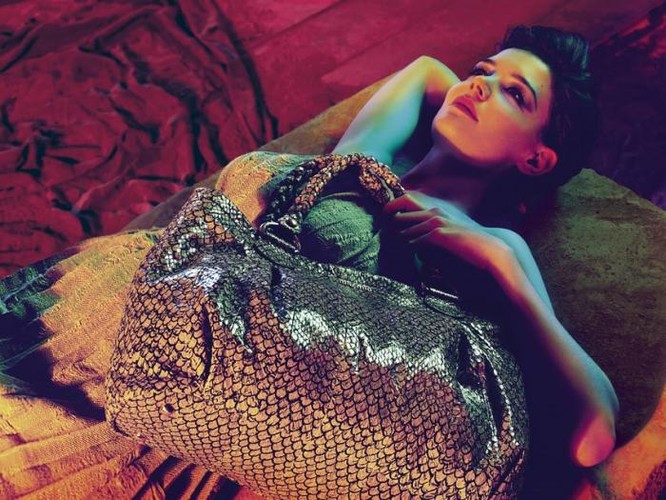 Katie Holmes pozuje w wiosennej kolekcji Miu Miu.