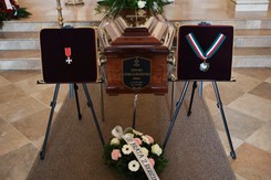 Poruszające chwile na pogrzebie Edwarda Linde-Lubaszenki. Uroczystość ma charakter państwowy [FOTO]