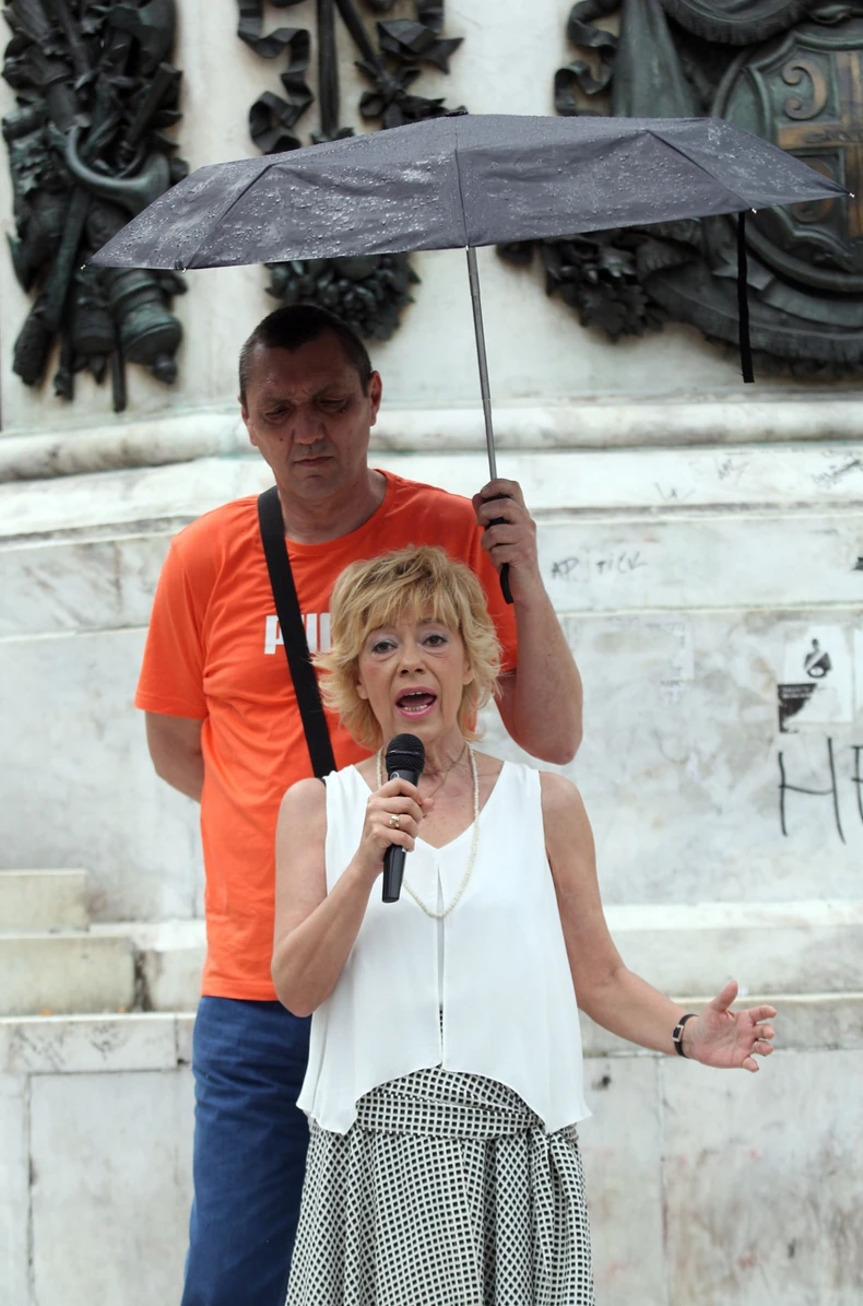 Nada Kostić na protestu protiv izborne krađe 2016. godine
