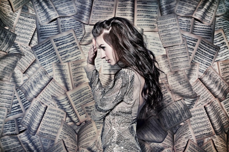 Sylwia Grzeszczak na zdjęciach z sesji do albumu 'Komponując siebie'