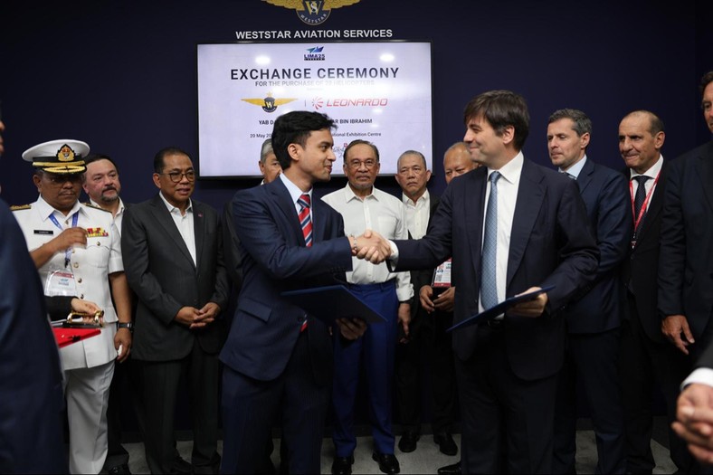 Uścisk dłoni pomiędzy Syed Muhammad Azni Syed Azman, Executive Director of Weststar Aviation Services I Stefano Villanti, Leonardo Helicopters SVP Sales, Marketing and Contracts (od lewej do prawej).