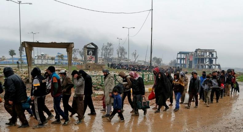 Iraqi families fleeing fighting in Mosul on March 23, 2017