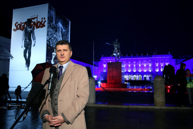 Janusz Palikot podczas konferencji przed Pałacem Prezydenckim w Warszawie