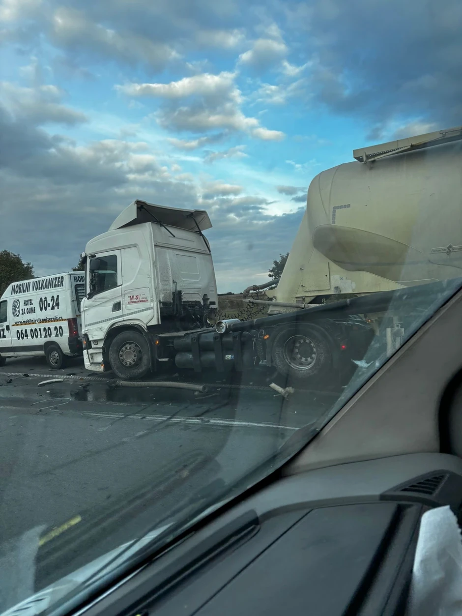 Saobraćajna nezgoda na Batajničkoj petlji