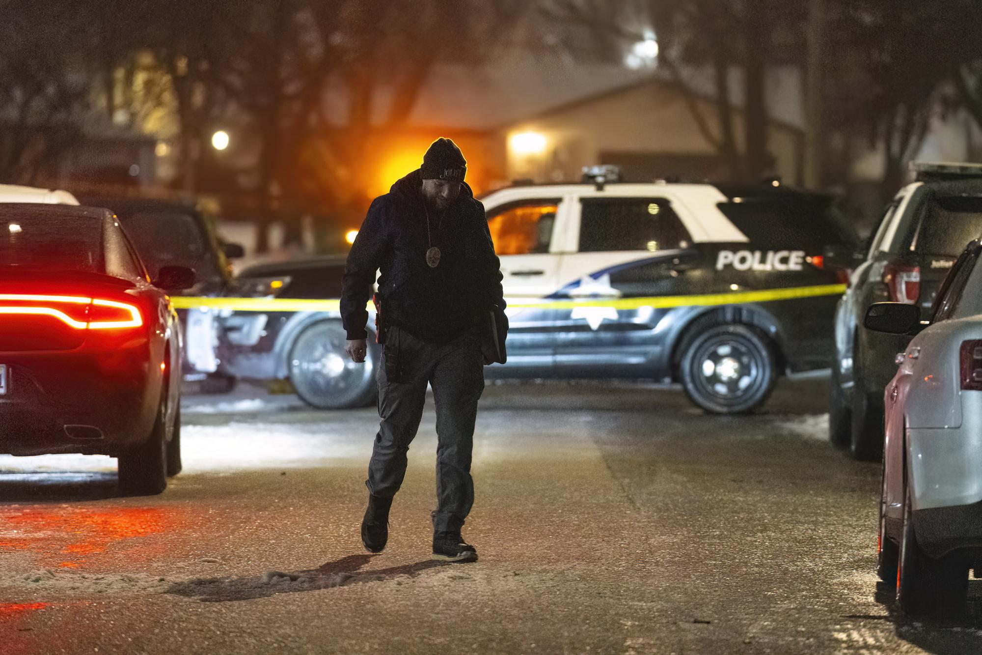 Muž podozrivý zo zabitia ôsmich ľudí na predmestí Chicaga sa smrteľne postrelil.