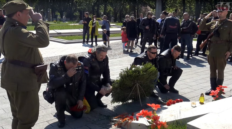 Az Éjjeli farkasok nevű motoros 
csoport mintegy harminc tagja érkezett a szovjet emlékműhöz