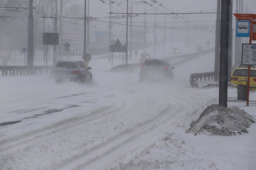 Pogodowy armagedon w całej Polsce! Zima znów zaskoczyła drogowców...