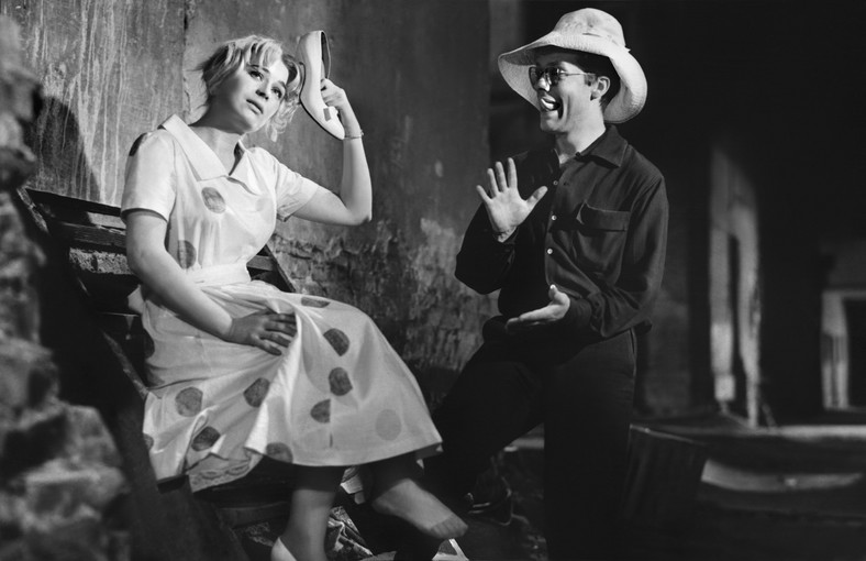 Wanda Koczeska i Zbigniew Cybulski w filmie "Niewinni czarodzieje" (1960