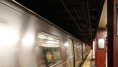 Gusztustalan dolgot művelt ez a nő a metrómegállóban – videó