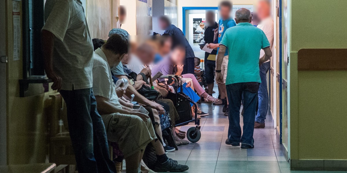 Im dalej w tydzień, tym mniej rodaków potrzebuje porady lekarskiej w swojej przychodni. Jeśli nie chcesz trafić na kolejkę, skorzystaj z opadającej fali i zapisuj się na piątek.