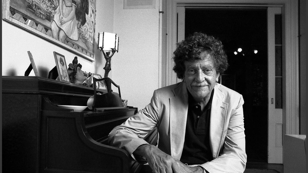 Kurt Vonnegut w swoim domu w Nowym Jorku, lata 80.