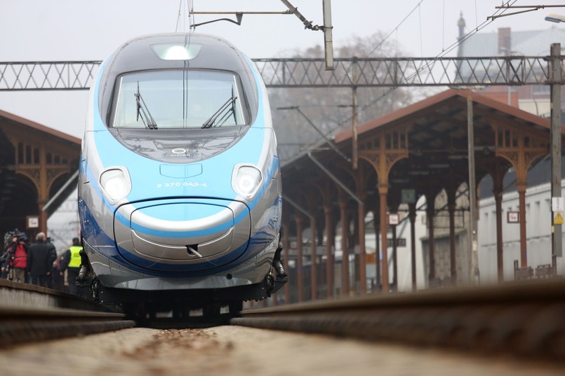 Start po godzinie 9, meta tuż przed południem. To była pierwsza od wielu lat, tak szybka podroż pociągiem ze stolicy do Gdańska.