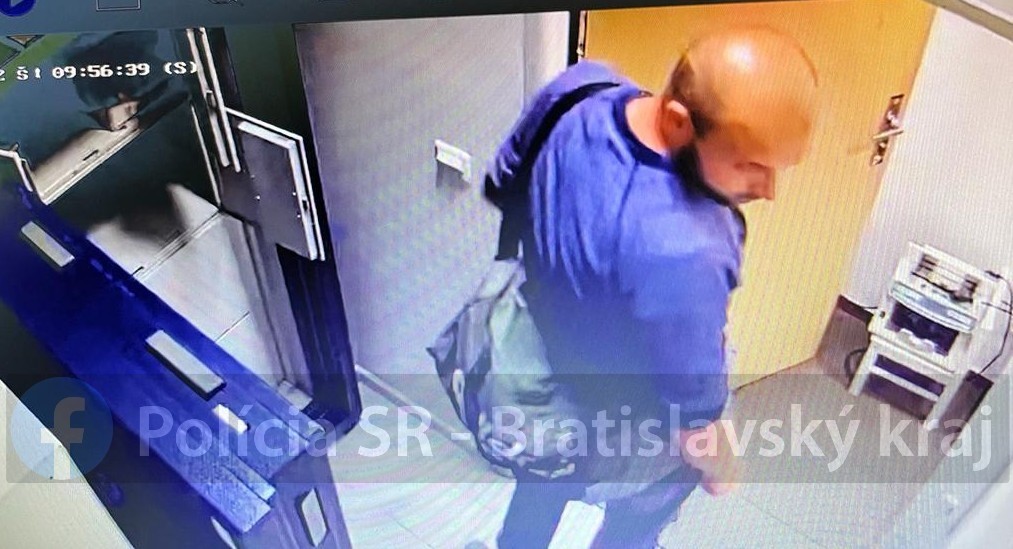 Polícia pátra po mužoch na záberoch. 