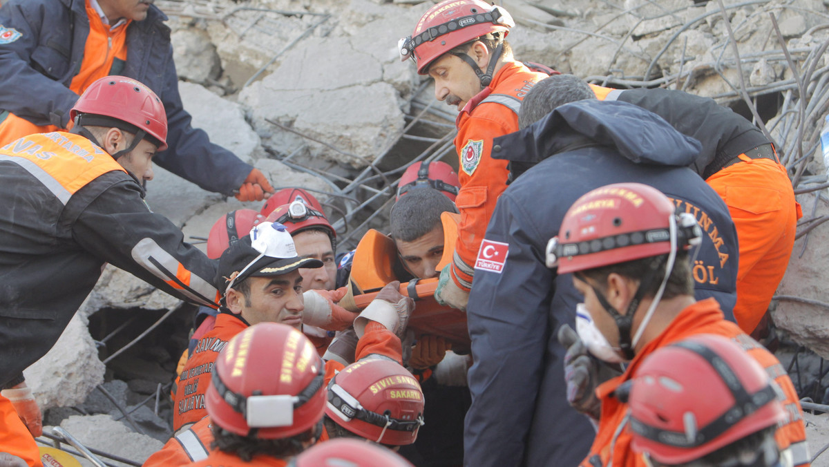 Co najmniej 264 osoby zginęły w trzęsieniu ziemi, które w niedzielę nawiedziło prowincję Wan we wschodniej Turcji - poinformował szef tureckiego MSW Idris Naim Sahin. Wcześniej wicepremier Besir Atalay podał, że rannych jest też ok. 1300 osób. Wcześniej informowano o 217 ofiarach śmiertelnych.
