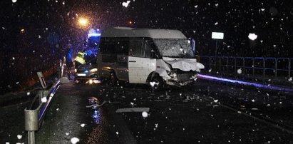 Tragiczne zderzenie na śliskiej drodze. Zginął pasażer, trzy osoby w szpitalu