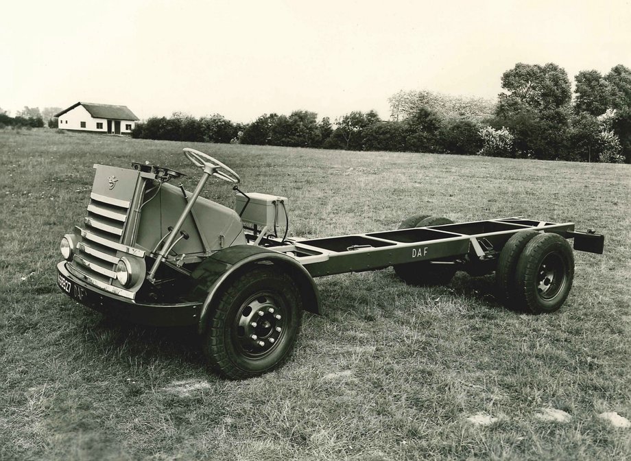 W 1949 r. rozpoczęła się produkcja pojazdów użytkowych. Firma zmieniła nazwę na Van Doorne’s Automobiel Fabriek. Pierwsze pojazdy ciężarowe DAF składały się z podwozia oraz silnika z charakterystyczną kratą wylotu powietrza z siedmioma chromowanymi belkami i tymczasowego fotela z drewna.