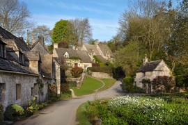 Ovo selo je zvanično proglašeno ZA NAJLEPŠE NA SVETU i evo gde se nalazi! Vreme u njemu je stalo u 14. VEKU i bukvalno izgleda kao da NIJE SA NAŠE PLANETE