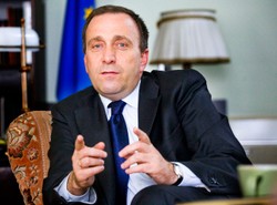 Schetyna chwali policję po walkach o KDT